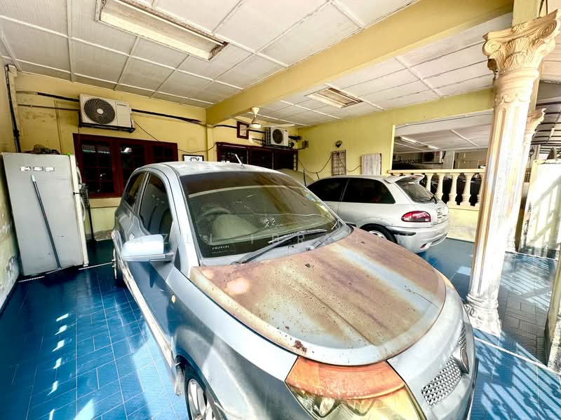 Rumah Teres 1 Tingkat untuk Dijual di Taman Mesra (Kajang) - Azli Ibrahim - Car Park - PropertyGuru.com.my