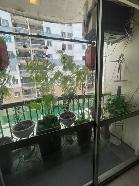 Pangsapuri untuk Dijual di Putri Ria Apartment - Daniel Yong - Balcony - PropertyGuru.com.my