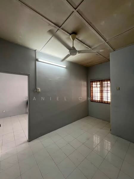 Rumah Teres 1-Tingkat untuk Disewa di Taman Menglembu Impiana Adril (Menglembu) - Daniel Chee - Master Bedroom - PropertyGuru.com.my