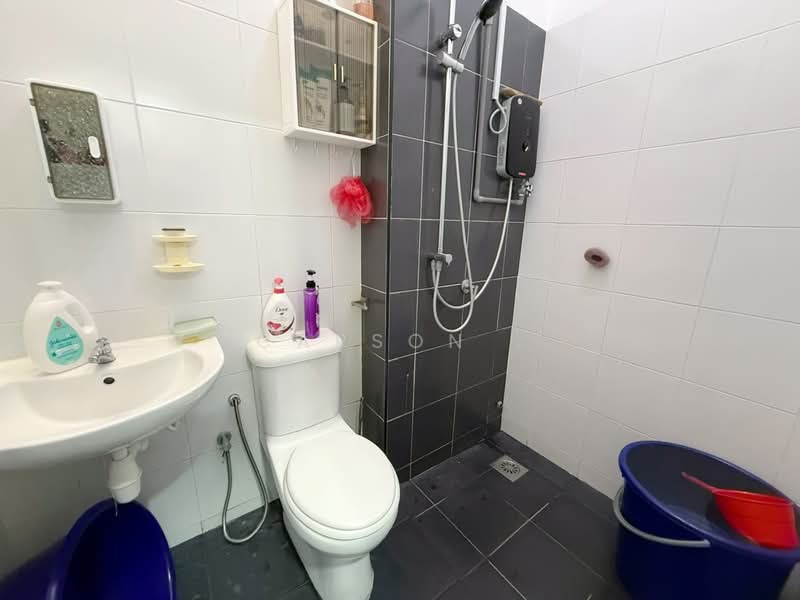 Rumah Teres 1-Tingkat untuk Dijual di Taman Pelangi Indah (Ulu Tiram) - Carson . - Bathroom - PropertyGuru.com.my