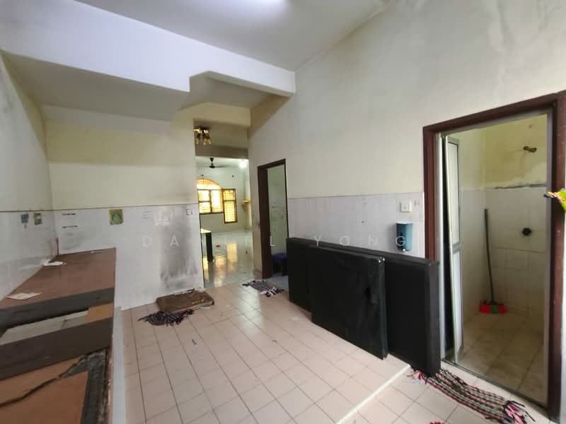 Rumah Teres 2-Tingkat untuk Dijual di Bandar Putra (Kulai) - Daniel Yong - Kitchen - PropertyGuru.com.my