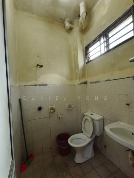 Rumah Teres 2-Tingkat untuk Dijual di Bandar Putra (Kulai) - Daniel Yong - Bathroom - PropertyGuru.com.my