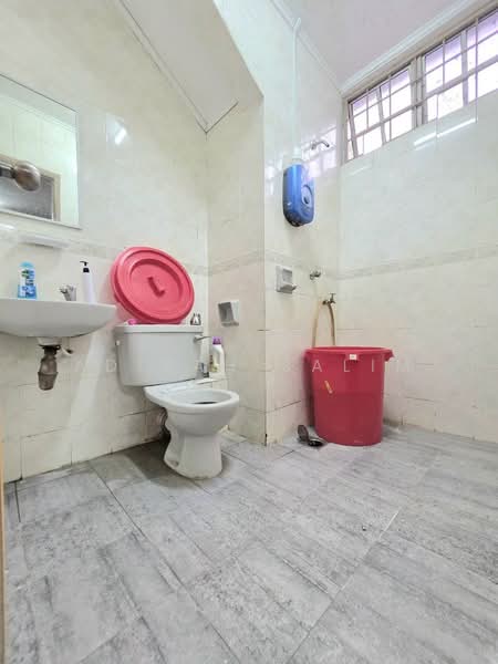 Rumah Teres 2-Tingkat untuk Dijual di Seksyen 13 (Shah Alam) - Adibah Salim - Bathroom - PropertyGuru.com.my
