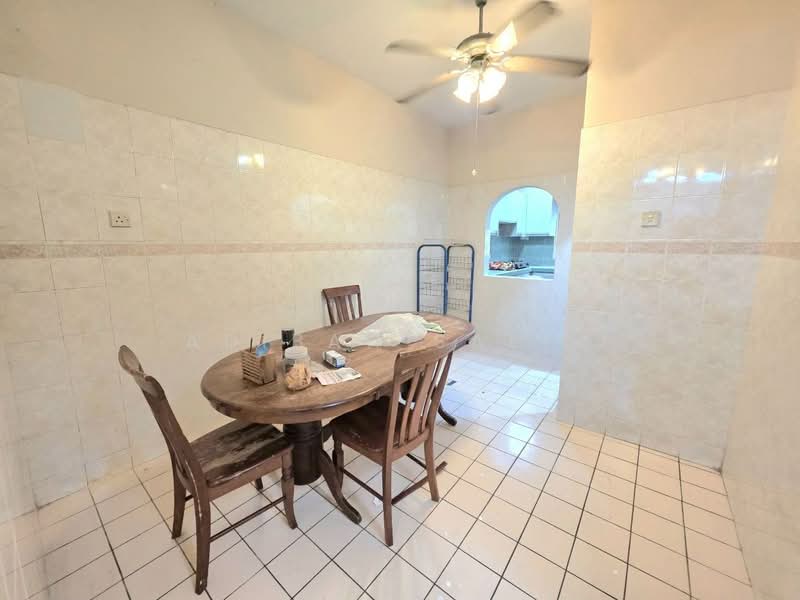 Rumah Teres 2-Tingkat untuk Dijual di Seksyen 13 (Shah Alam) - Adibah Salim - Dining Room - PropertyGuru.com.my