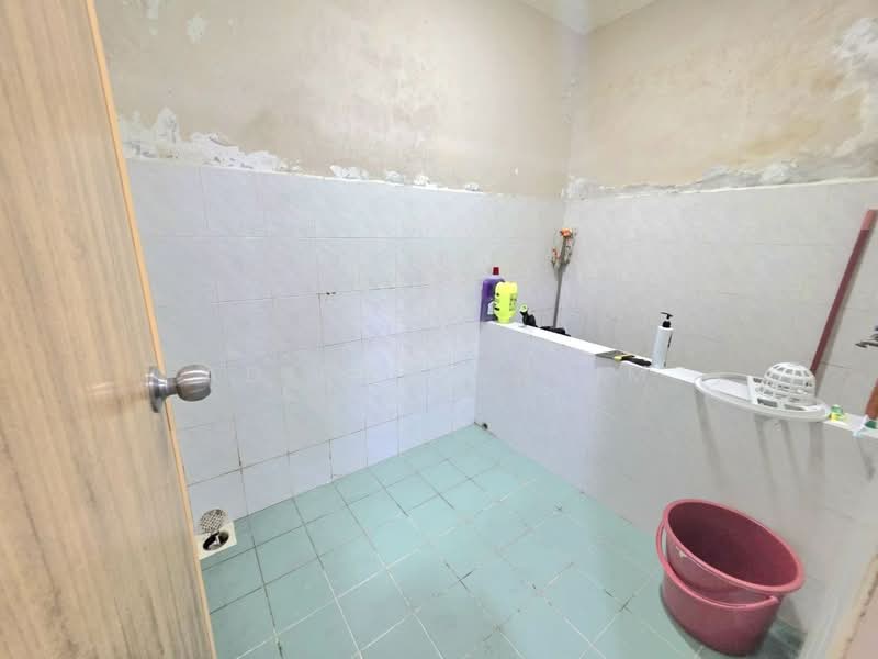 Rumah Teres 2-Tingkat untuk Dijual di Seksyen 13 (Shah Alam) - Adibah Salim - Bathroom - PropertyGuru.com.my