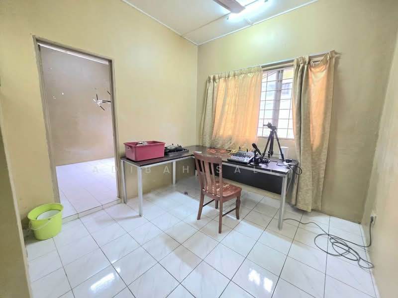 Rumah Teres 2-Tingkat untuk Dijual di Seksyen 13 (Shah Alam) - Adibah Salim - Study - PropertyGuru.com.my