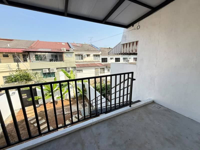 Rumah Teres 1-Tingkat untuk Disewa di Taman Perkota (Bukit Baru) - CHIN FN - Balcony - PropertyGuru.com.my