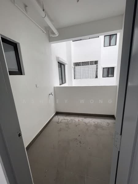 Kondominium untuk Dijual di Dezire Hill Residence - Ashley Wong - Balcony - PropertyGuru.com.my