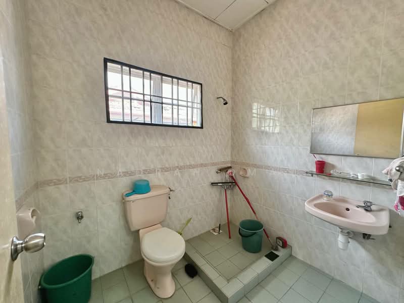 Rumah Teres 2-Tingkat untuk Dijual di Bukit Jelutong (Shah Alam) - Nadrah Omar - Bathroom - PropertyGuru.com.my
