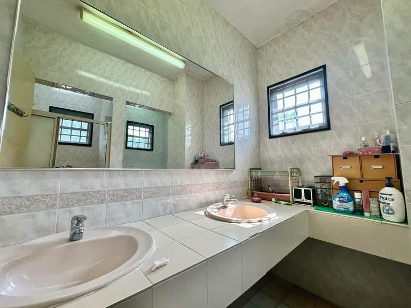 Rumah Teres 2-Tingkat untuk Dijual di Bukit Jelutong (Shah Alam) - Nadrah Omar - Bathroom - PropertyGuru.com.my