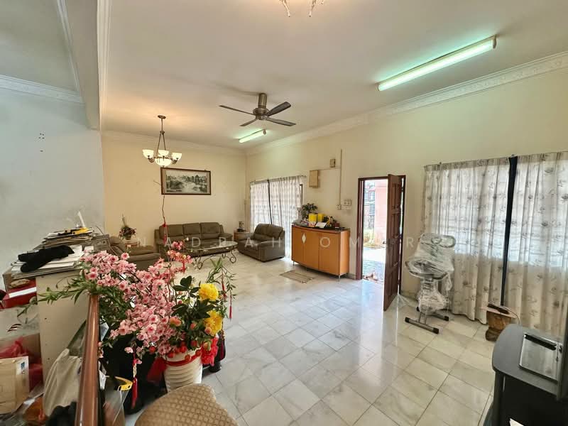Rumah Teres 2-Tingkat untuk Dijual di Bukit Jelutong (Shah Alam) - Nadrah Omar - Living Room - PropertyGuru.com.my