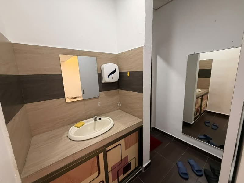 Kedai untuk Disewa di Taman Molek (Johor Bahru) - Kia . - Bathroom - PropertyGuru.com.my