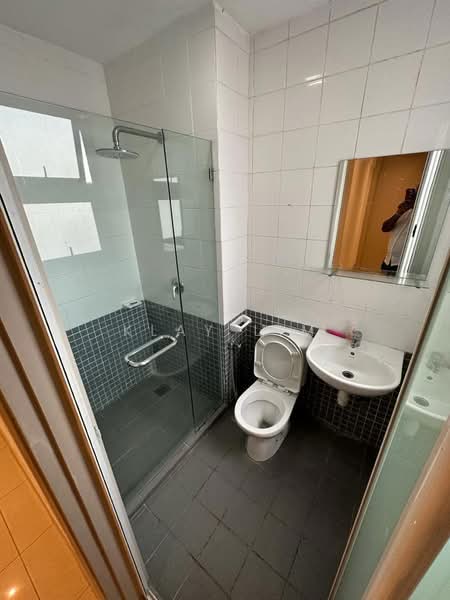 Kondominium untuk Disewa di Surian Condominium - Klay Lim - Bathroom - PropertyGuru.com.my