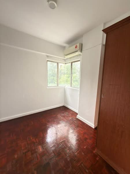 Kondominium untuk Dijual di Pantai Panorama Condominiums - Farah Rasul - Bedroom - PropertyGuru.com.my