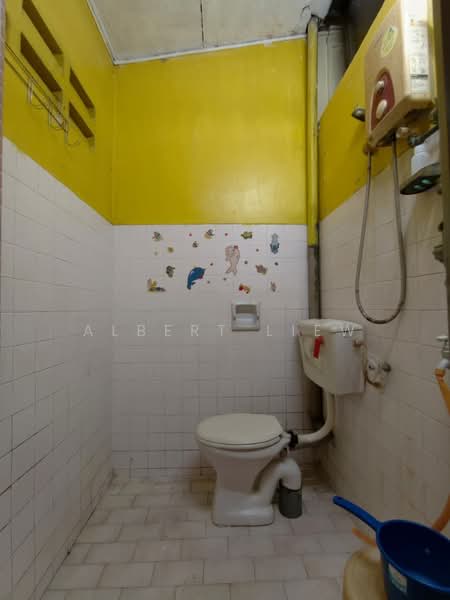 1-storey Terraced House for Sale in Tampoi (Johor) - Albert Liew - Bathroom - PropertyGuru.com.my