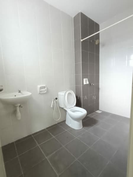 Semi-Detached House for Rent in Bandar Saujana Putra (Tanjong Duabelas) - Leia Lian - Bathroom - PropertyGuru.com.my