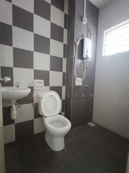 Semi-Detached House for Rent in Bandar Saujana Putra (Tanjong Duabelas) - Leia Lian - Bathroom - PropertyGuru.com.my