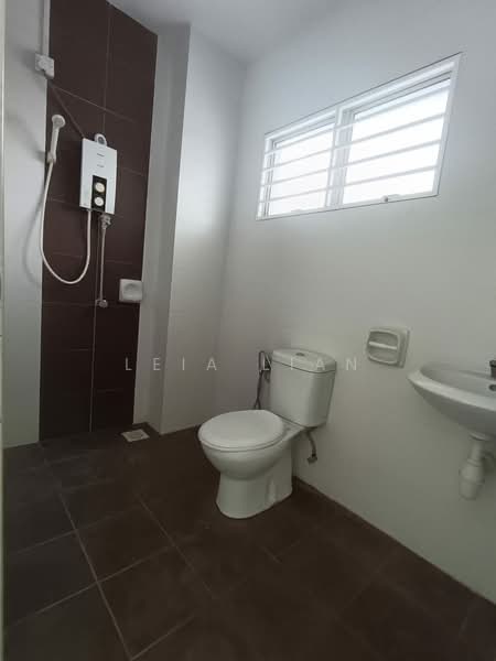 Semi-Detached House for Rent in Bandar Saujana Putra (Tanjong Duabelas) - Leia Lian - Bathroom - PropertyGuru.com.my