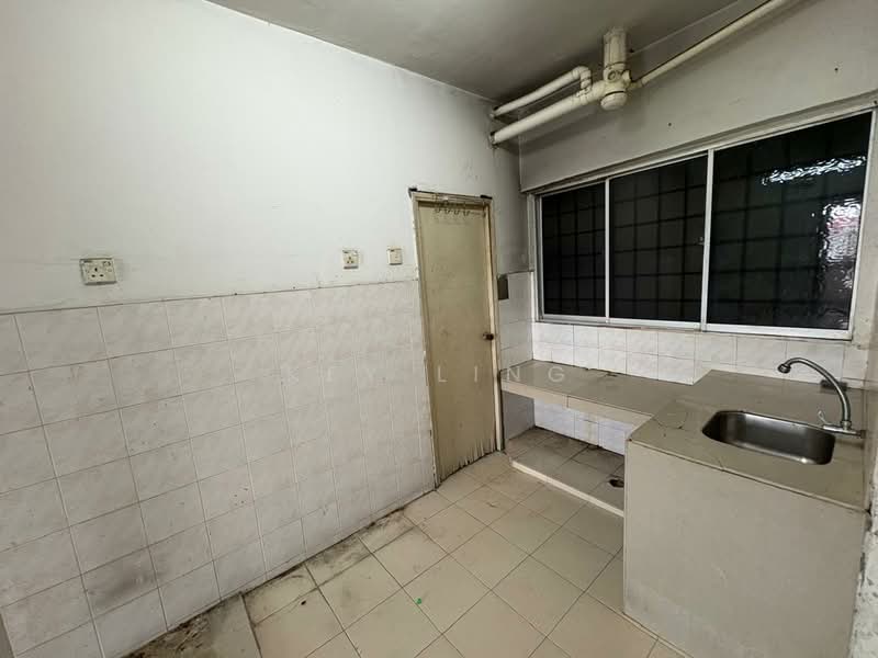 Kondominium untuk Dijual di Pelangi Indah Condominium - Key Ling - Kitchen - PropertyGuru.com.my
