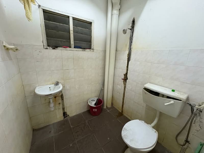 Kondominium untuk Dijual di Pelangi Indah Condominium - Key Ling - Bathroom - PropertyGuru.com.my