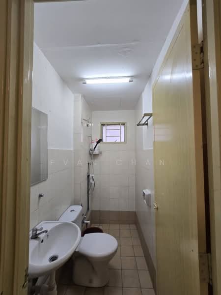 Kondominium untuk Dijual di Zeta Deskye (Alam Saujana) - Evan Chan - Bathroom - PropertyGuru.com.my