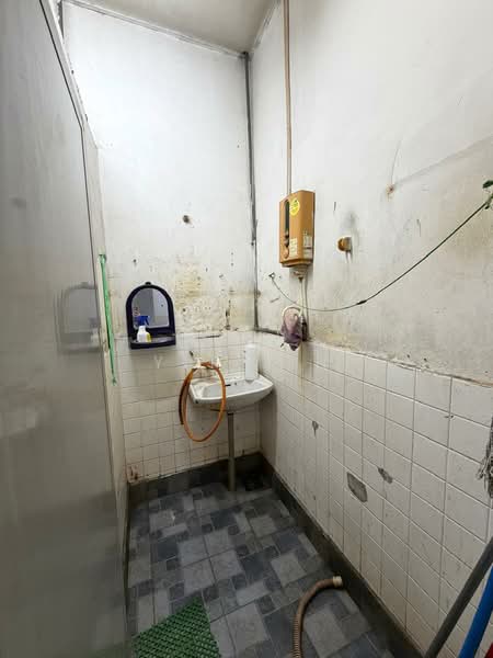 Rumah Teres 1-Tingkat untuk Dijual di Taman Kulai Utama (Kulai) - Yit Sin - Bathroom - PropertyGuru.com.my
