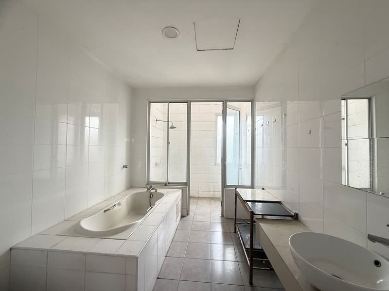 Semi-Detached House for Sale in Taman Anggun (Rawang) - Tiffany Yang - Bathroom - PropertyGuru.com.my