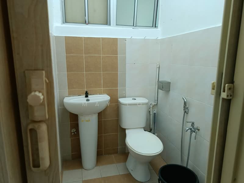 Pangsapuri untuk Dijual di Kings Height - May Loo - Bathroom - PropertyGuru.com.my