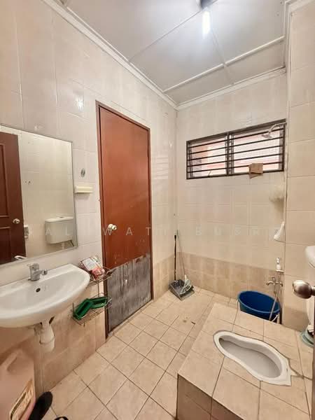 Terraced House for Sale in Taman Pinggiran Usj (Subang Jaya) - Salawati Busro - Bathroom - PropertyGuru.com.my