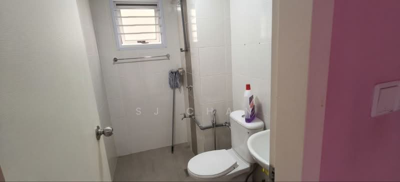 Pangsapuri untuk Disewa di Permas Ville Apartment - SJ CHAN - Bathroom - PropertyGuru.com.my