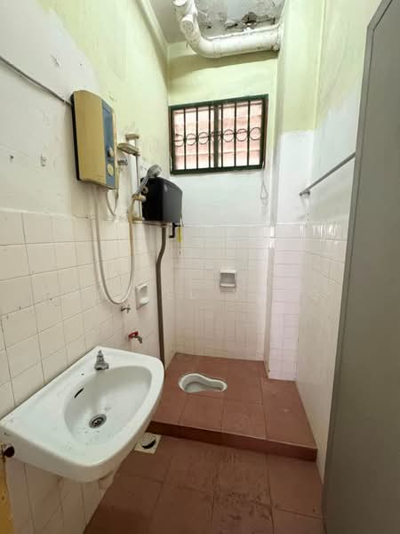 Rumah Teres 2-Tingkat untuk Dijual di Taman Molek (Johor Bahru) - Daniel Yong - Bathroom - PropertyGuru.com.my