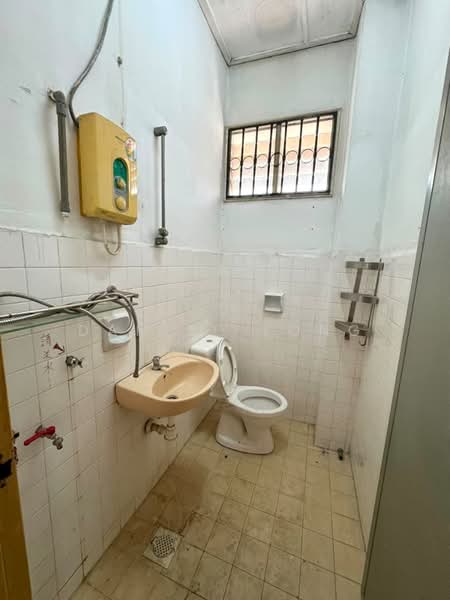 Rumah Teres 2-Tingkat untuk Dijual di Taman Molek (Johor Bahru) - Daniel Yong - Bathroom - PropertyGuru.com.my
