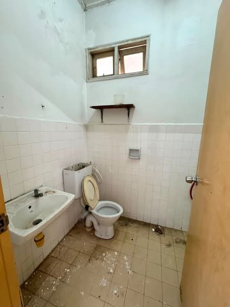Rumah Teres 2-Tingkat untuk Dijual di Taman Molek (Johor Bahru) - Daniel Yong - Bathroom - PropertyGuru.com.my