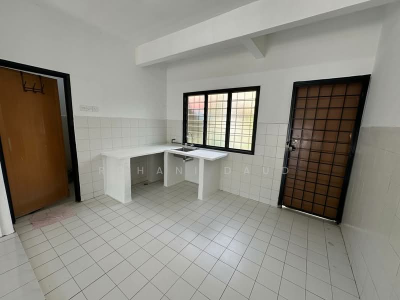 2-storey Terraced House for Sale in Taman Desa Mas (Rawang) - Rohani Daud - Kitchen - PropertyGuru.com.my