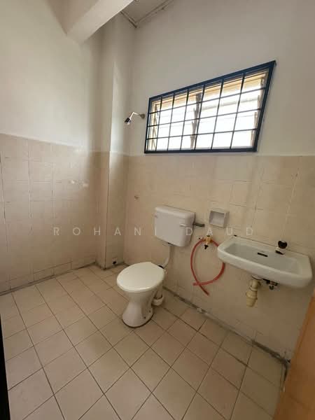 2-storey Terraced House for Sale in Taman Desa Mas (Rawang) - Rohani Daud - Bathroom - PropertyGuru.com.my