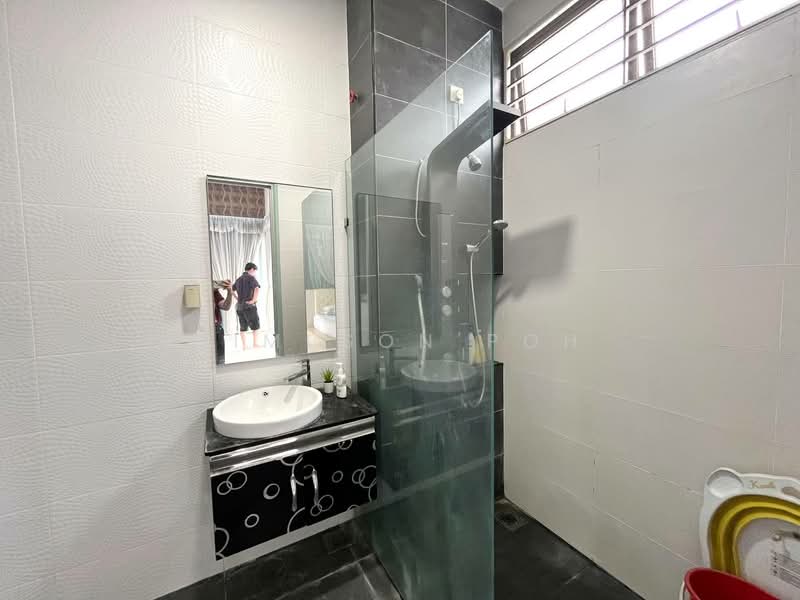 Cluster House for Sale in Setia Tropika (Johor Bahru) - Simpson Poh - Bathroom - PropertyGuru.com.my