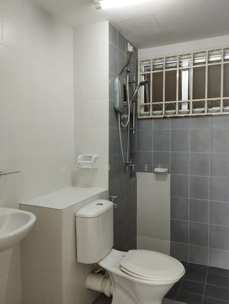 Pangsapuri untuk Dijual di Seri Intan Apartment - John Tee - Bathroom - PropertyGuru.com.my