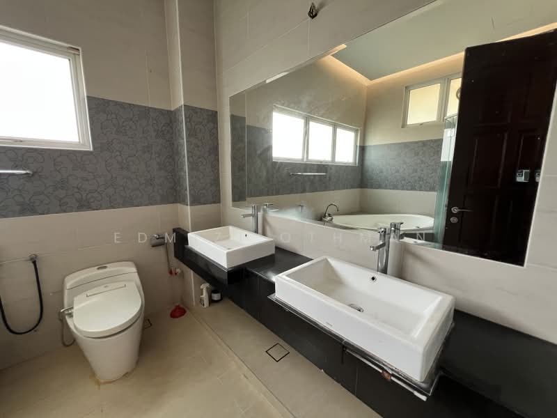Rumah Berkembar untuk Dijual di Saujana (Selangor) - Edmizi Othman - Bathroom - PropertyGuru.com.my