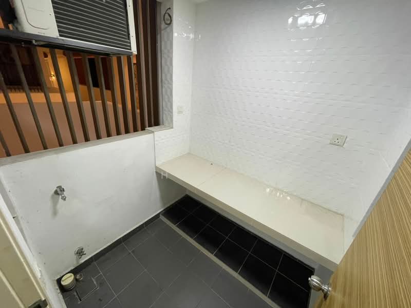 Kediaman Servis untuk Disewa di Pearl Suria - Han . - Balcony - PropertyGuru.com.my