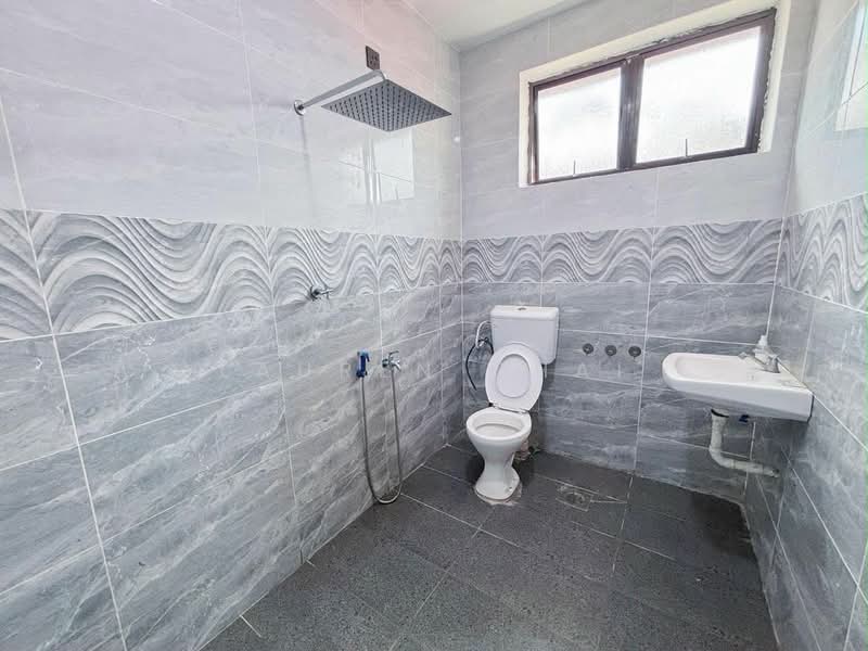 Rumah Berkembar untuk Dijual di Taman Pelangi (Johor Bahru) - Lauren Chai - Bathroom - PropertyGuru.com.my