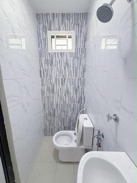 Rumah Berkembar untuk Dijual di Taman Pelangi (Johor Bahru) - Lauren Chai - Bathroom - PropertyGuru.com.my