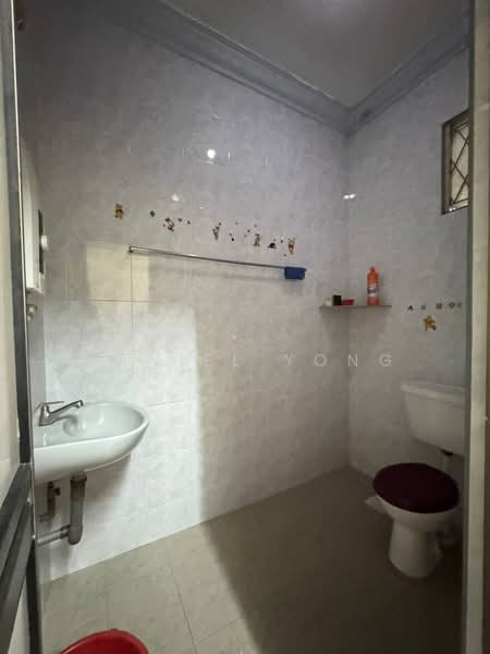 Rumah Teres 2-Tingkat untuk Dijual di Taman Pelangi (Johor Bahru) - Daniel Yong - Bathroom - PropertyGuru.com.my