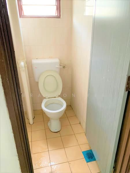 Shop for Sale in Taman Equine (Seri Kembangan) - Brandon Yee - Bathroom - PropertyGuru.com.my