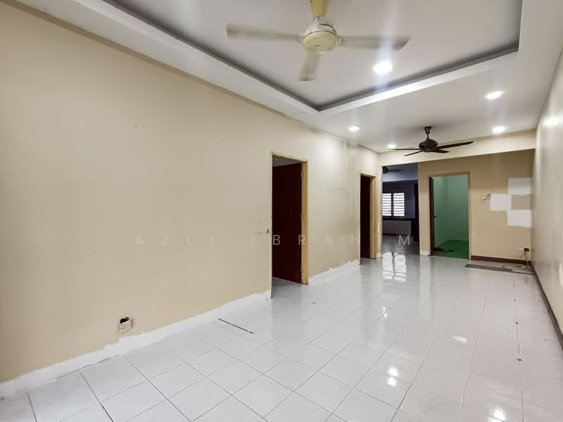 Rumah Teres 1-Tingkat untuk Dijual di Taman Lestari Putra (Seri Kembangan) - Azli Ibrahim - Living Room - PropertyGuru.com.my
