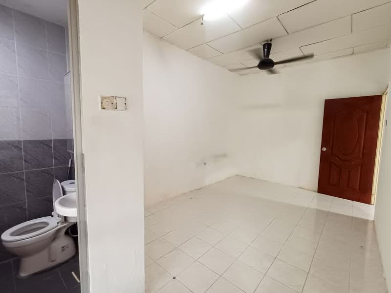 Rumah Teres 1-Tingkat untuk Dijual di Taman Lestari Putra (Seri Kembangan) - Azli Ibrahim - Bathroom - PropertyGuru.com.my