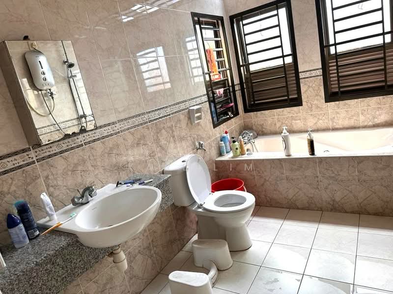 Rumah Berkembar untuk Dijual di Taman Mount Austin (Tebrau) - Karl Lim - Bathroom - PropertyGuru.com.my