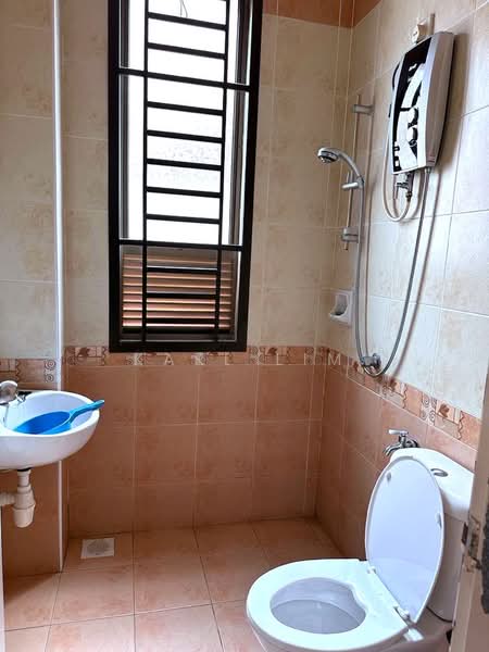 Rumah Berkembar untuk Dijual di Taman Mount Austin (Tebrau) - Karl Lim - Bathroom - PropertyGuru.com.my
