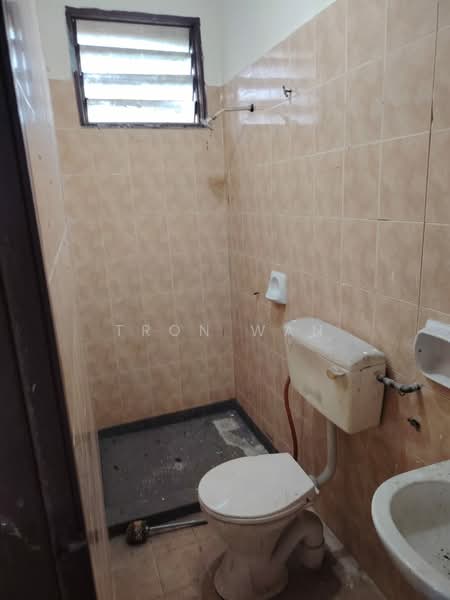Warehouse for Rent in Jenjarom (Selangor) - Tron Wan - Bathroom - PropertyGuru.com.my
