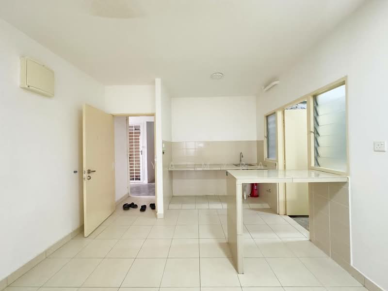 Pangsapuri untuk Dijual di De Bayu Apartment - Maya Myra - Kitchen - PropertyGuru.com.my