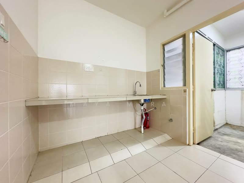Pangsapuri untuk Dijual di De Bayu Apartment - Maya Myra - Kitchen - PropertyGuru.com.my